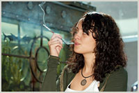 palenie-marihuany-stosowanie-zalecenie-kobieta-pali-marihuane