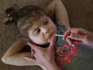 Poznaj 6 – letnią dziewczynkę, która po raz pierwszy stanęła na nogi po zażyciu medycznej marihuany, THCLand.pl